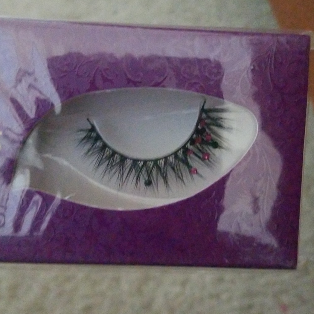 Lashes - Picture 2 of 2